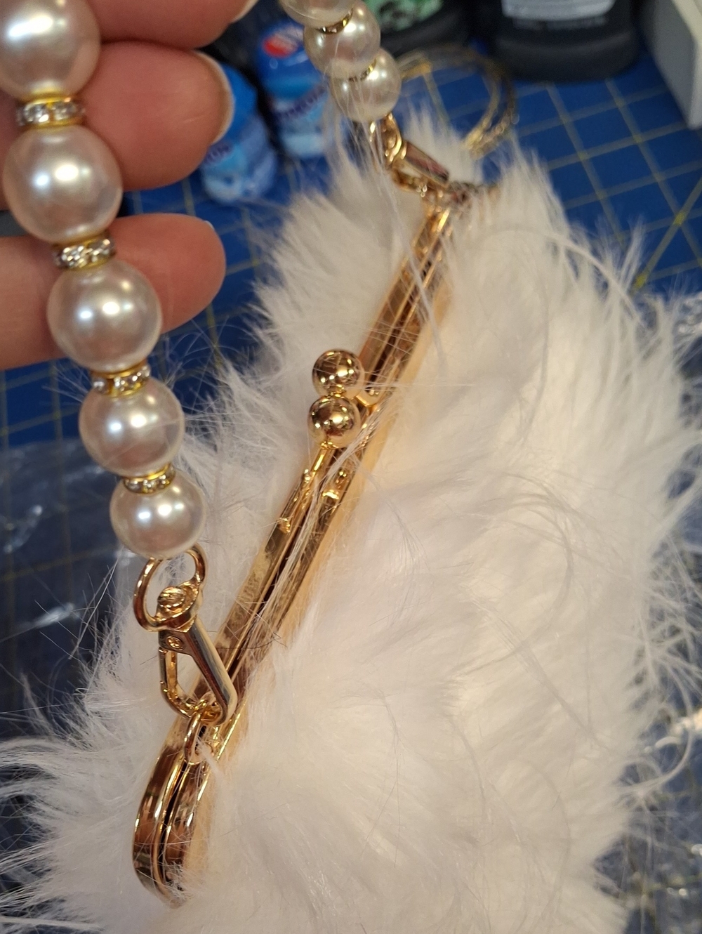 Faux Fur Pearl-Handle Clutch Handbag White Kiss Lock - 6x6x2 New - Picture 4 of 7
